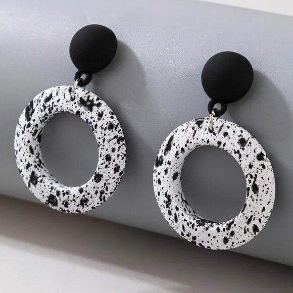 Black and White Paint Splatter Resin Ring Drop Earrings Lightweight Artsy Fun - Picture 2 of 9